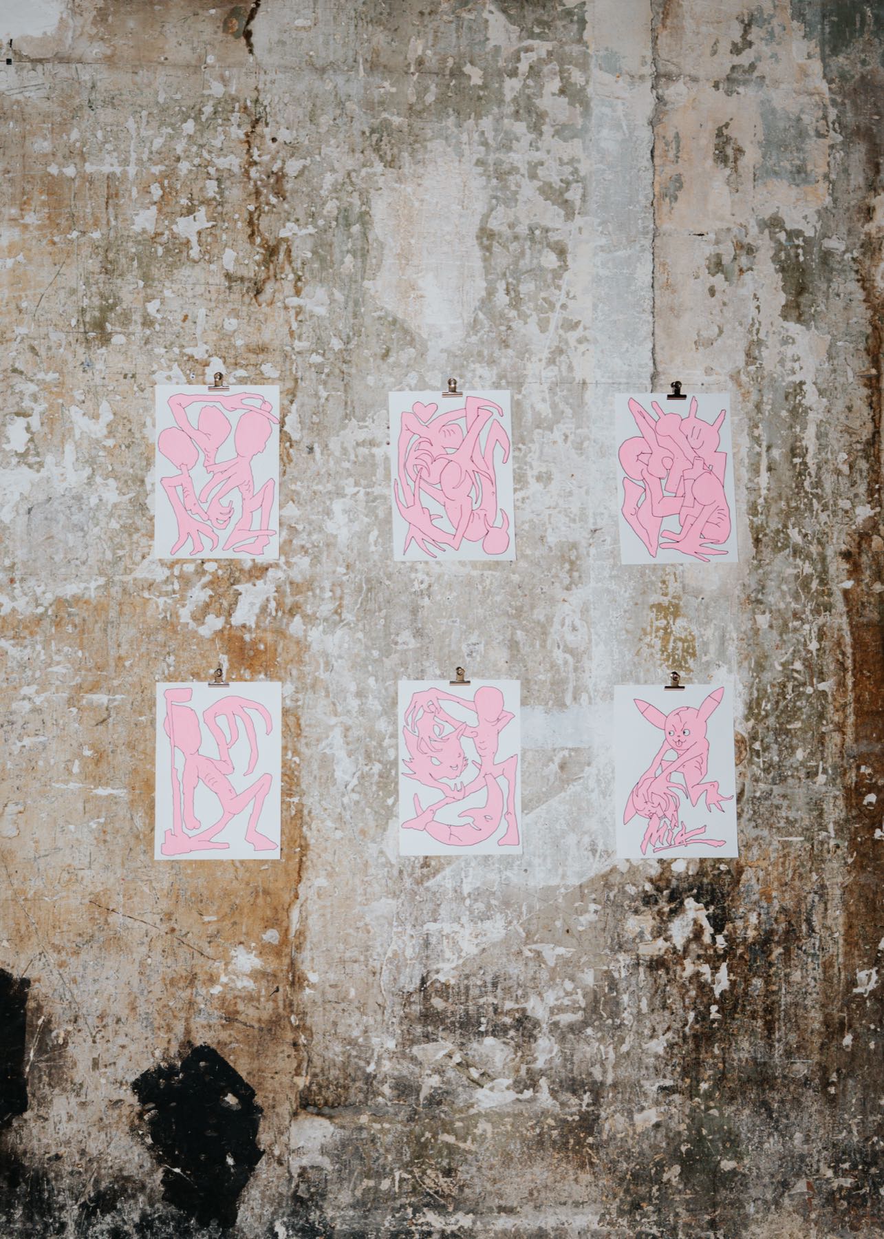 Exposition sur les murs bruts de l'atelier, chez les Plombiers