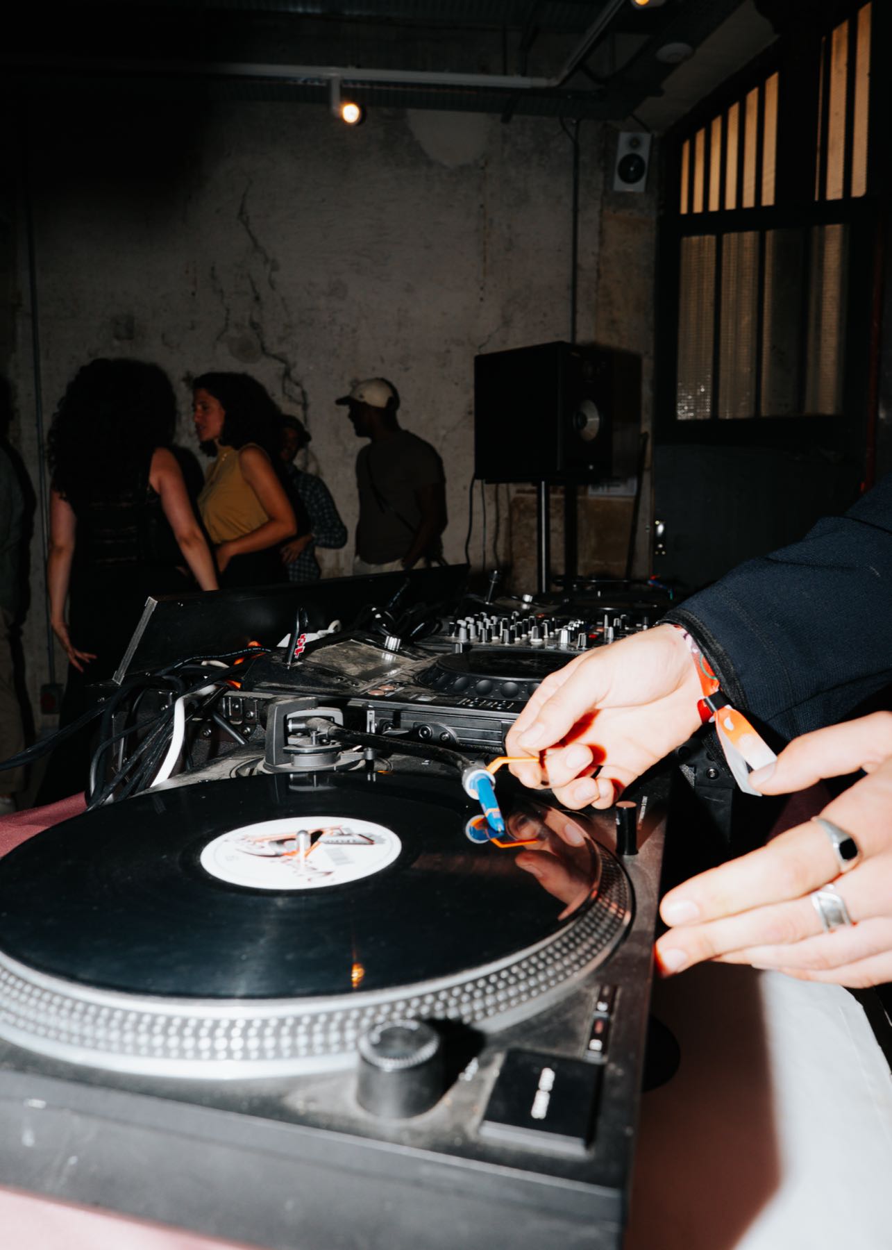Platine vinyle pendant une session d'écoute Caisse Claire